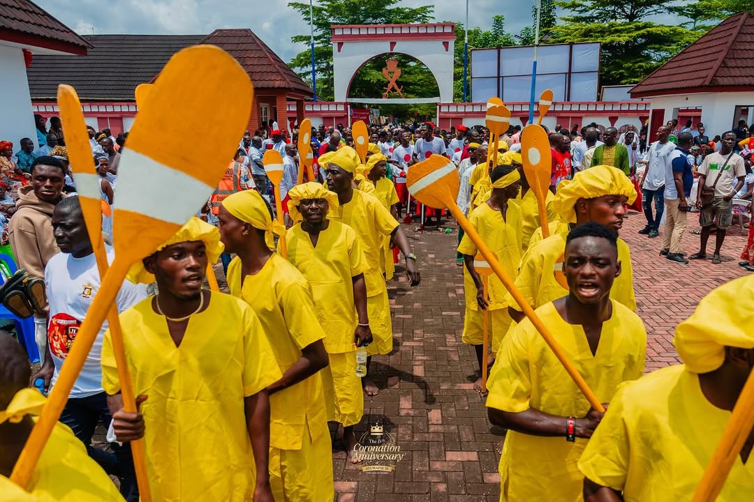 Dignitaries and chiefs in solemn tribute