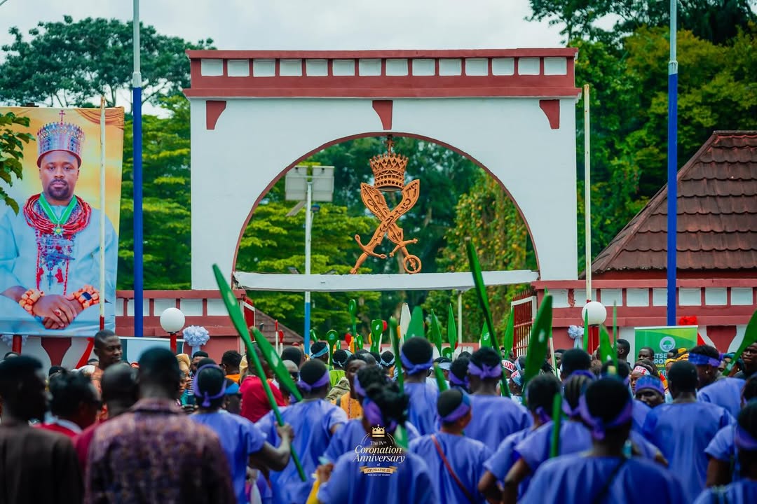 Dignitaries and chiefs in solemn tribute