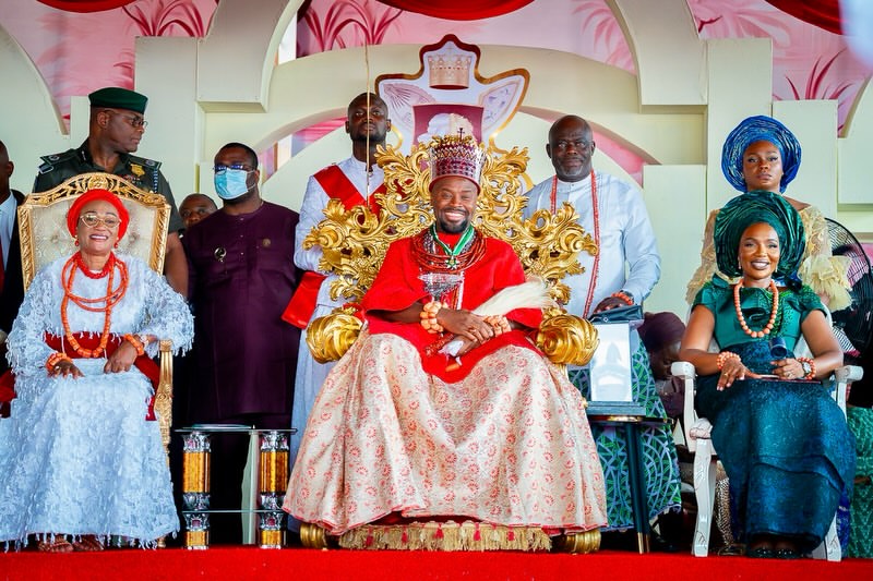 His Majesty Ogiame Atuwatse III seated with Her Excellency Senator Oluremi Tinubu