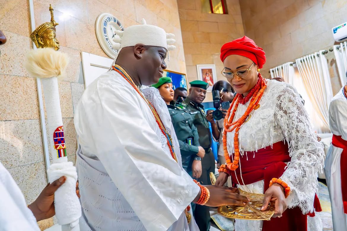Royal presentation during the investiture